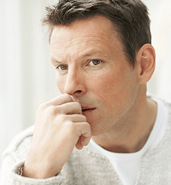 e Mann huet iwwer Entladung während der Erwiermung geduecht