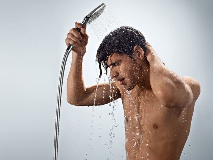 Kontrast Dusche perfekt Toun de Kierper vum Mann, doduerch d