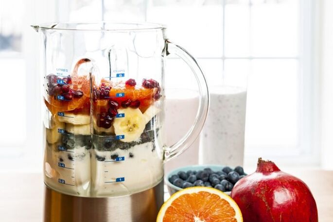 Virbereedung vun engem Berry-Uebst Cocktail fir d'Erhéijung vun der Potenz a kuerzer Zäit